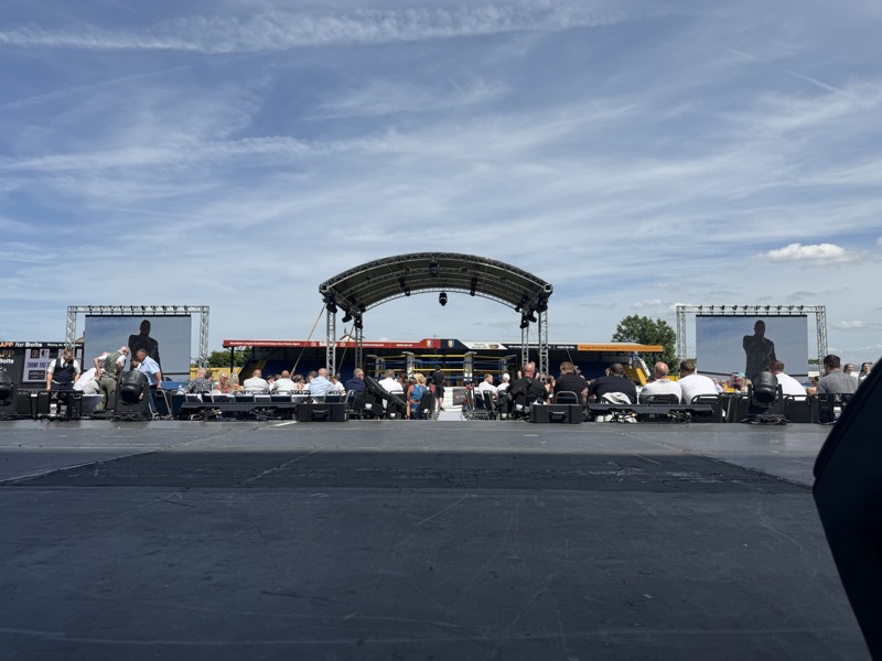 Outdoor stage with ring and LED side screens